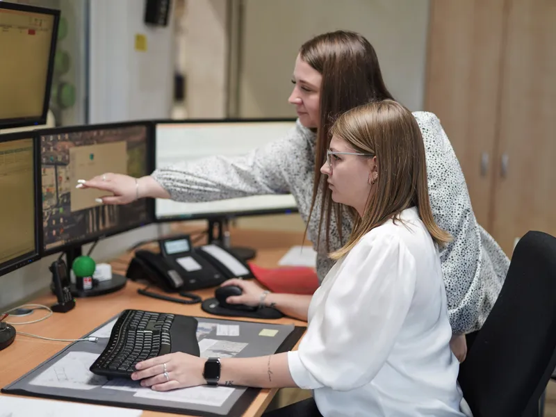 Zwei Mitarbeiterinnen besprechen etwas am Bildschirm im Büro