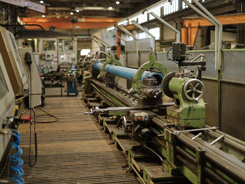 Lange konventionelle Drehmaschine für Zylinderrohre und Kolbenstangen in der Werkhalle