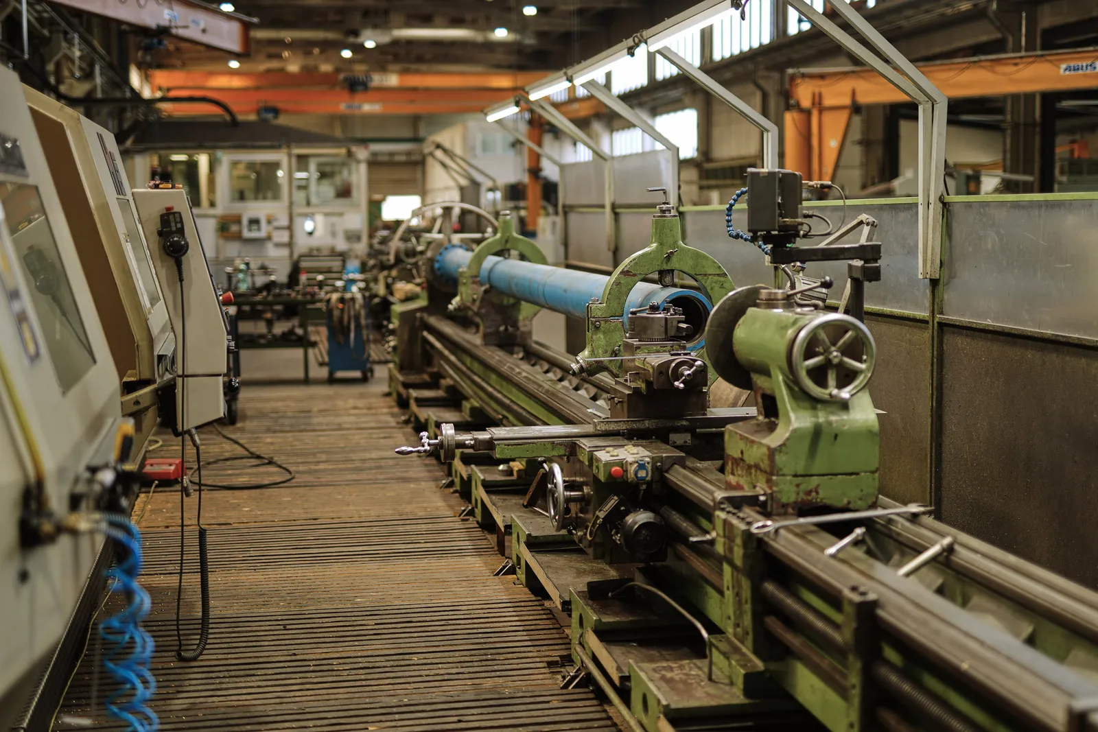 Lange konventionelle Drehmaschine für Zylinderrohre und Kolbenstangen in der Werkhalle